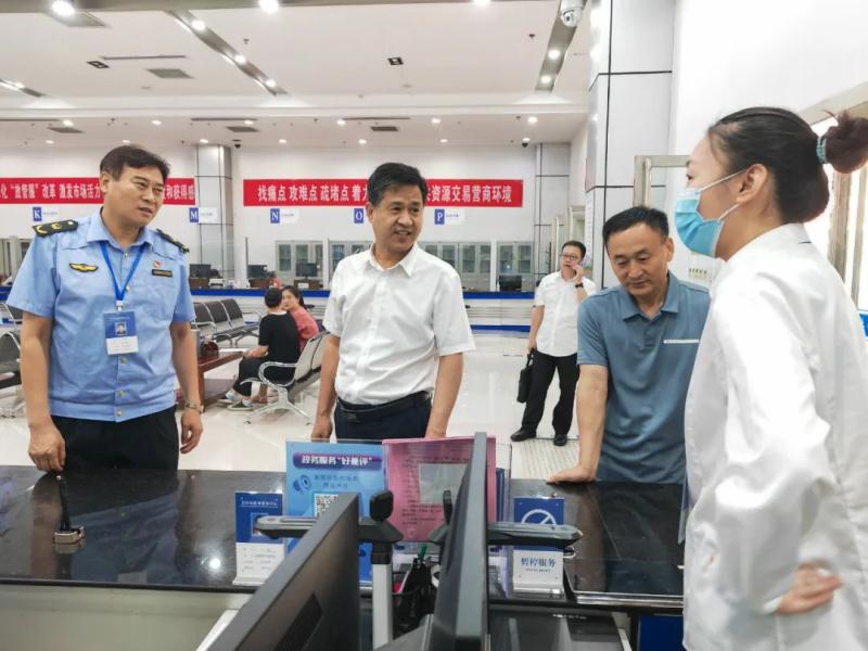 成人直播
开展政务服务“四进”活动